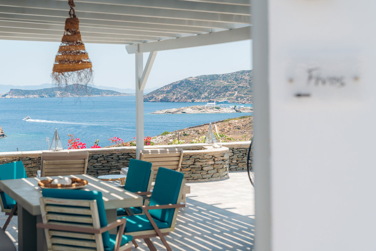 Σπίτι Φοίβος στη Σίφνο - Ευρύχωρη βεράντα με θέα στη θάλασσα