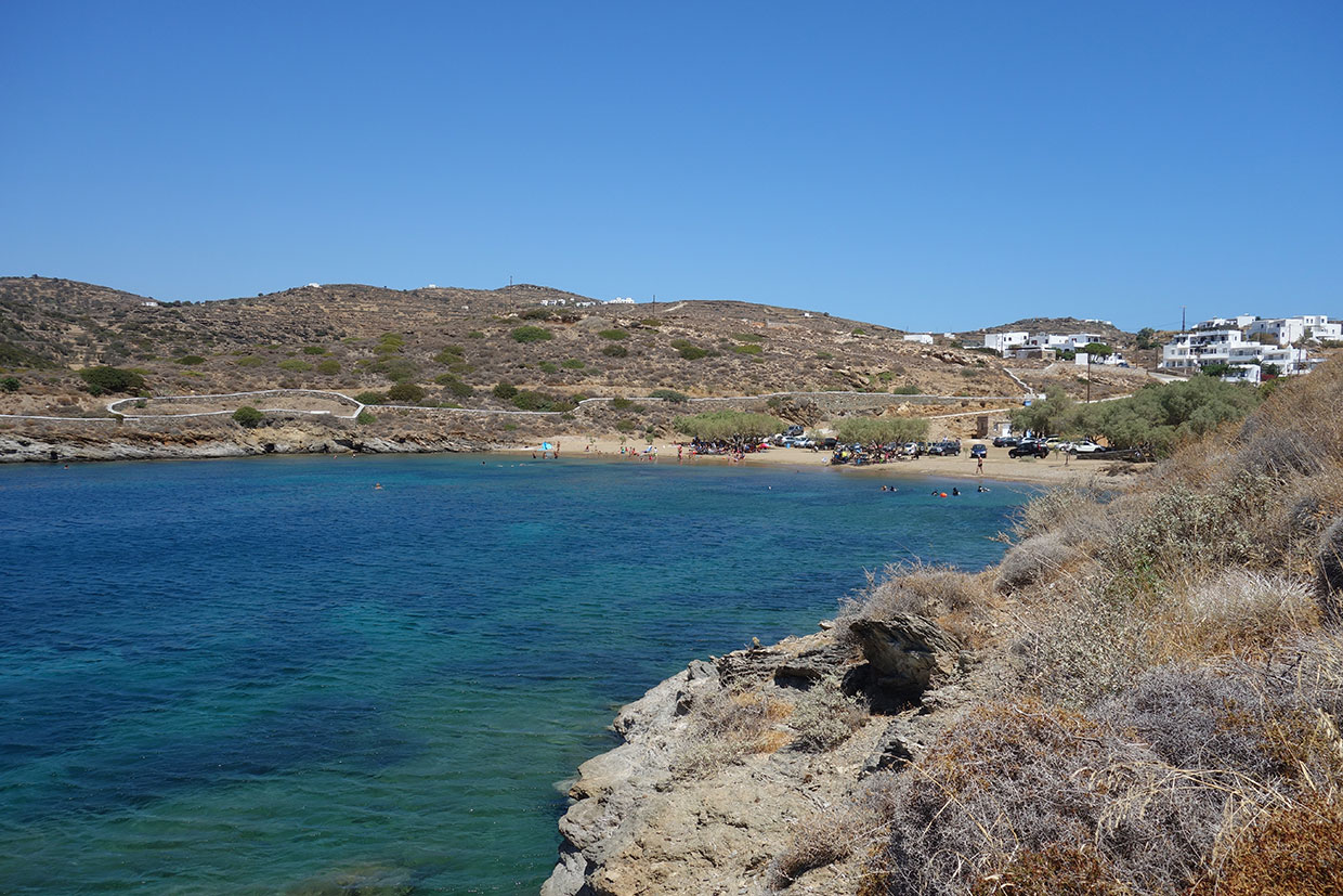 Η παραλία Φασολού στην περιοχή του Φάρου